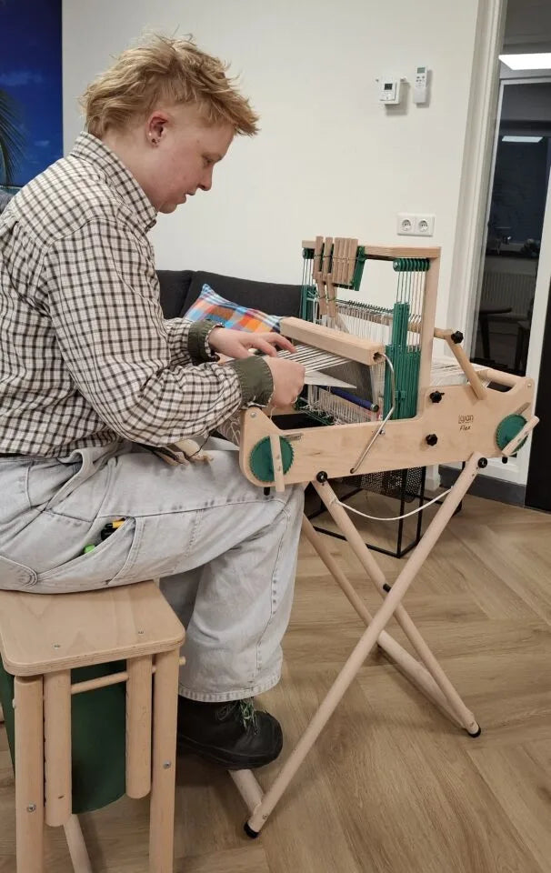 Adjustable weaving bench
